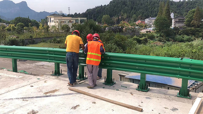 晋城高速公路护栏板的维护确保道路安全的关键环节