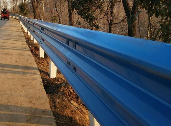晋城公路波形护栏板的优点